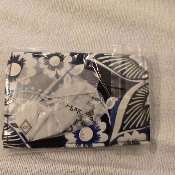 Vera Bradley NEW Card Case Snow Lotus Black White Floral Retired Pattern RFID Se - Picture 5 of 9